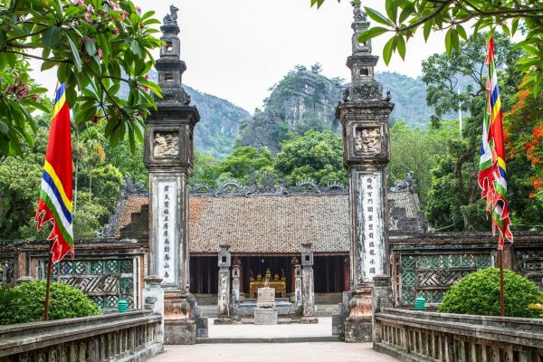 HOA LƯ – TAM COC RICE FIELD BOAT TRIP BY LIMOUSINE